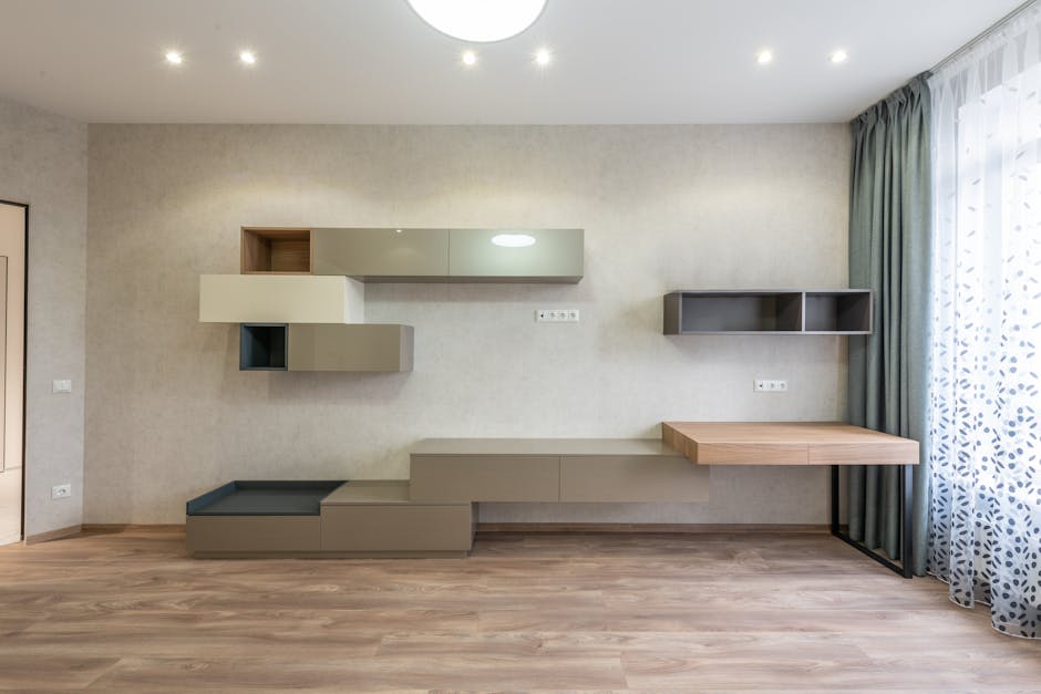 Moderne woonkamer met een zwevende cinewall en stijlvolle decoratie.