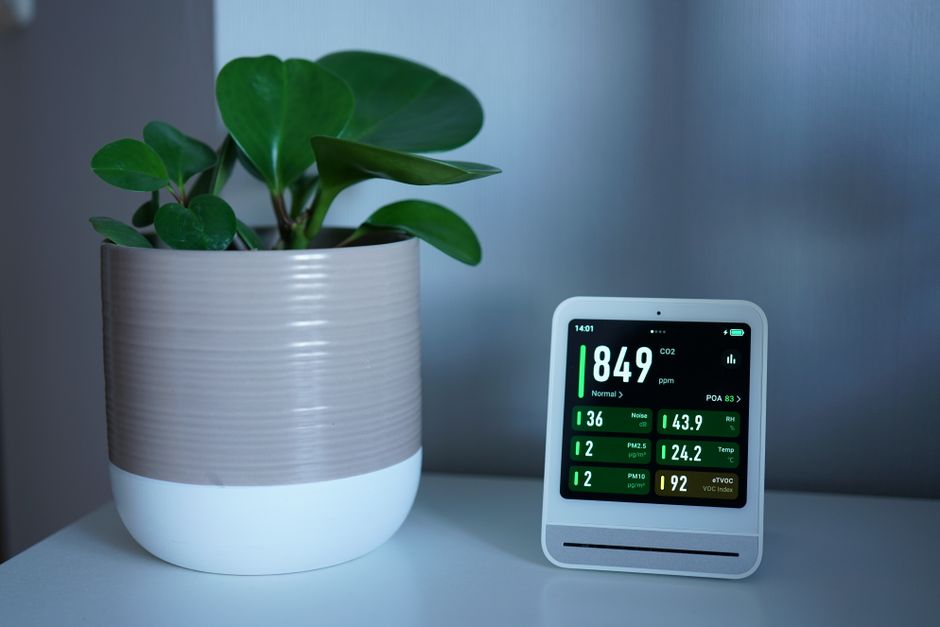 Een moderne luchtzuiveraar in een woonkamer voor betere luchtkwaliteit en gezondheid.