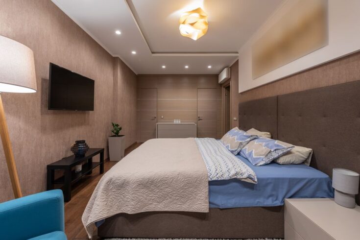 Stijlvolle hanglampen in een rustgevende slaapkamer met zachte verlichting en een serene ambiance.