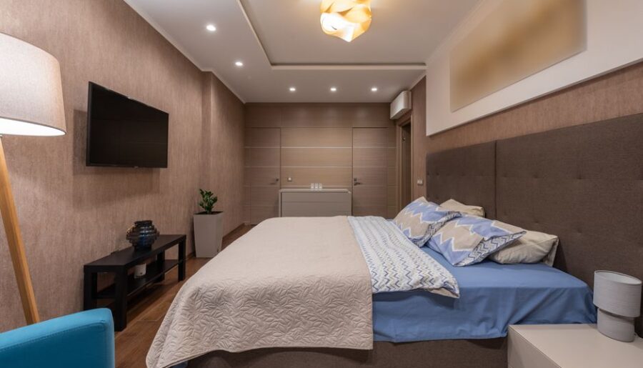 Stijlvolle hanglampen in een rustgevende slaapkamer met zachte verlichting en een serene ambiance.